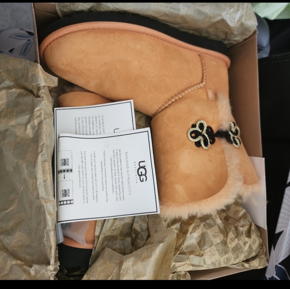 UGG Bailey Mariko gold size 8 women